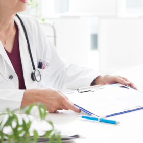 Médico dando atestado médico para trabalhador