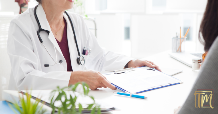 Médico dando atestado médico para trabalhador